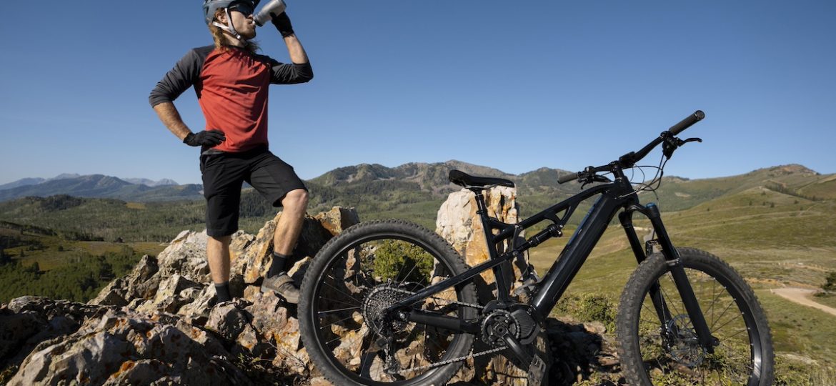 Un turista fa una pausa bevendo dell'acqua durante il giro dell'Isola d'Elba in bici