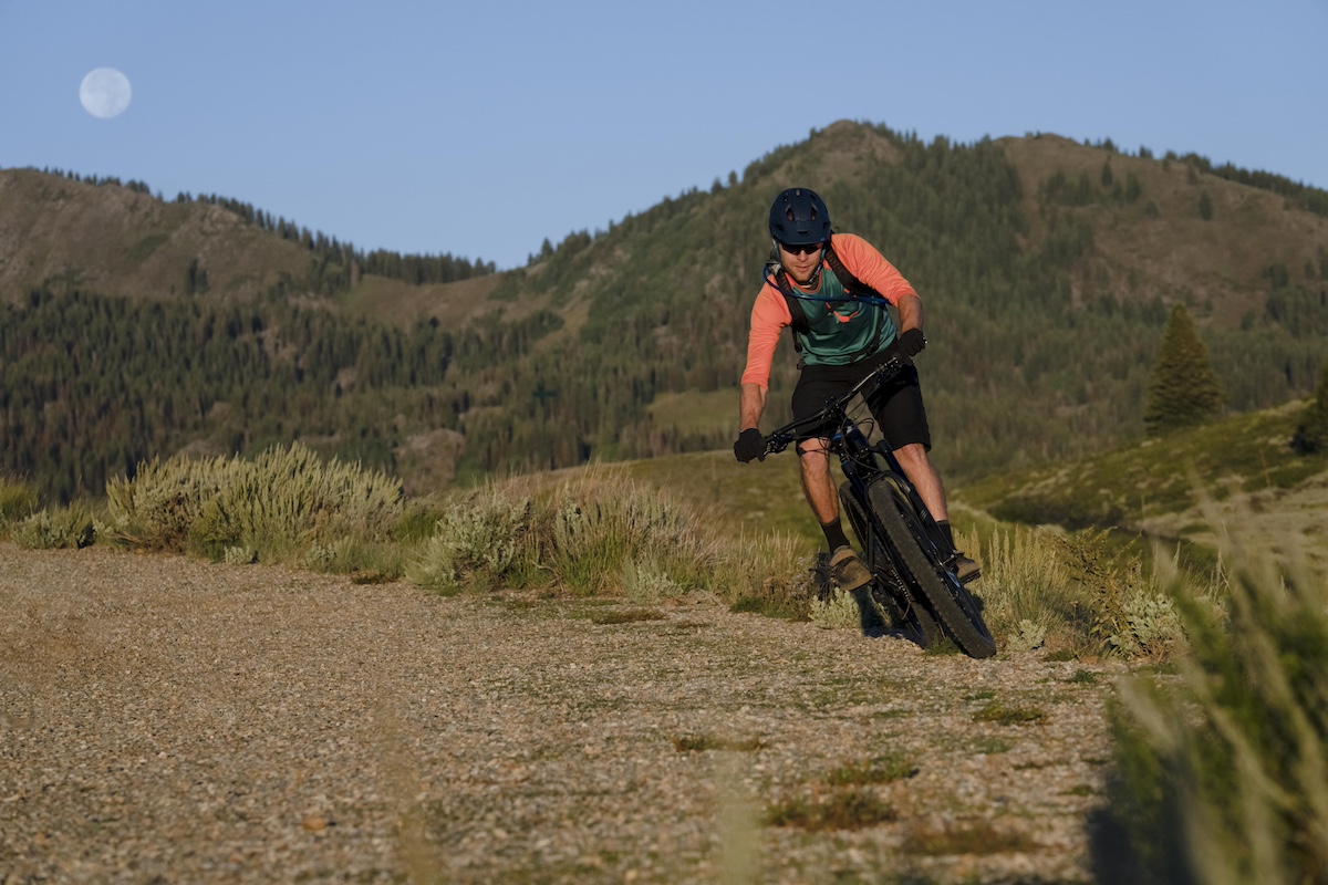 Un escursionista sfreccia con la sua MTB all'Isola d'Elba in un percorso sterrato in mezzo alle colline
