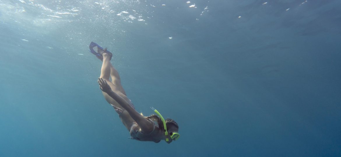 Una turista sott'acqua e con la mascherina mentre fa Snorkeling all'Isola d'Elba