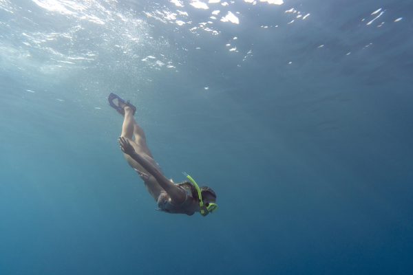 Una turista sott'acqua e con la mascherina mentre fa Snorkeling all'Isola d'Elba