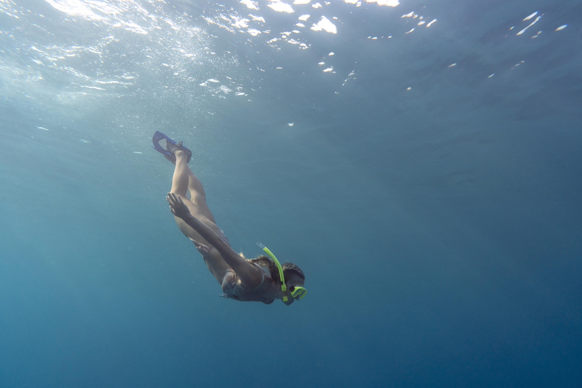 Una turista sott'acqua e con la mascherina mentre fa Snorkeling all'Isola d'Elba