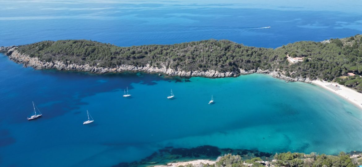 Veduta aerea del golfo di Fetovaia la spiaggia piu bella dell'Isola d'Elba, per le tue vacanze all’Isola d’Elba
