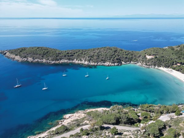 Veduta aerea del golfo di Fetovaia la spiaggia piu bella dell'Isola d'Elba, per le tue vacanze all’Isola d’Elba