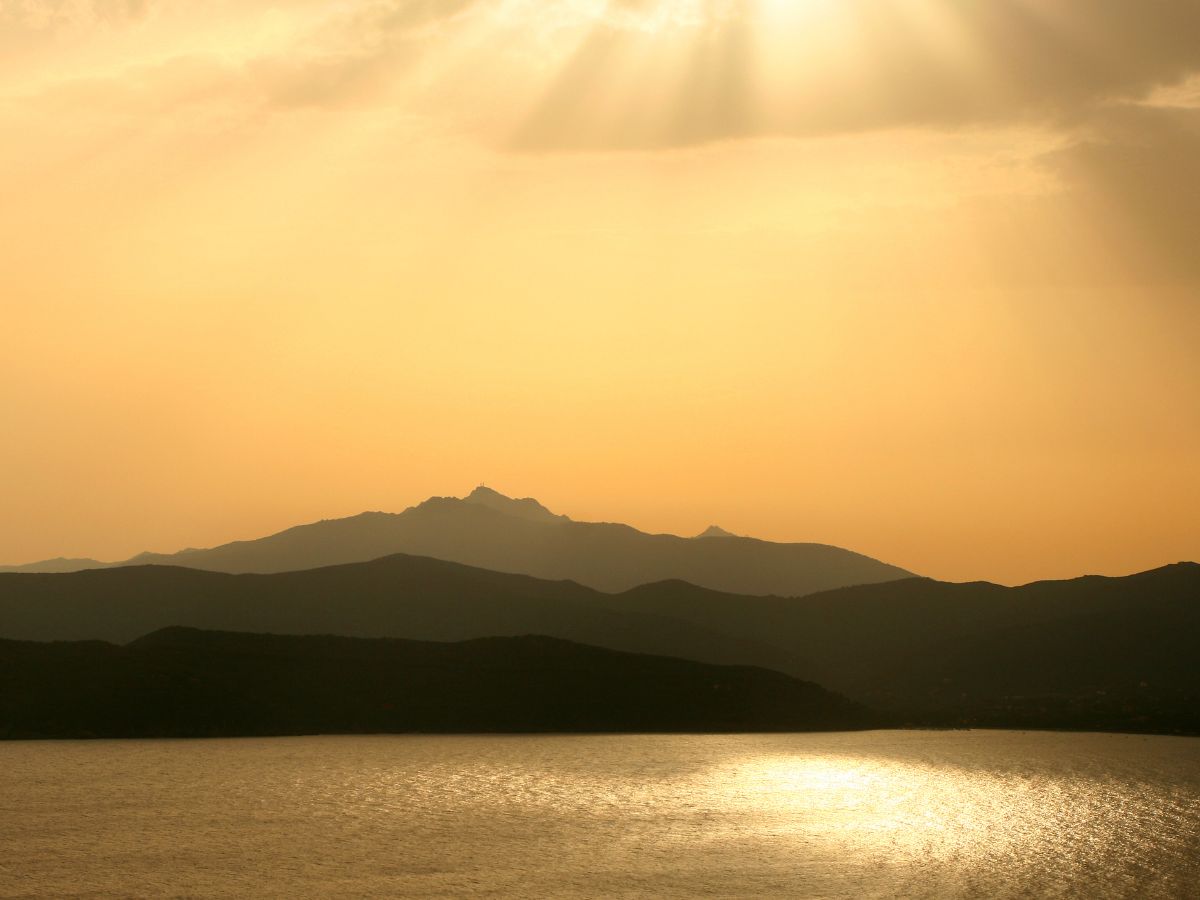Tramonto Elba - Prenotare una vacanza in hotel all’Isola d’Elba: guida completa per scegliere bene