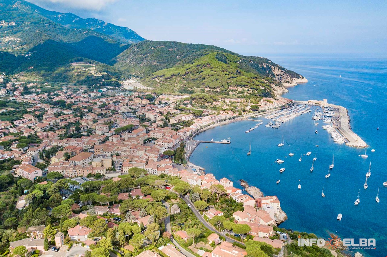 Veduta aerea di Marciana Marina per le spiagge di Marciana Marina