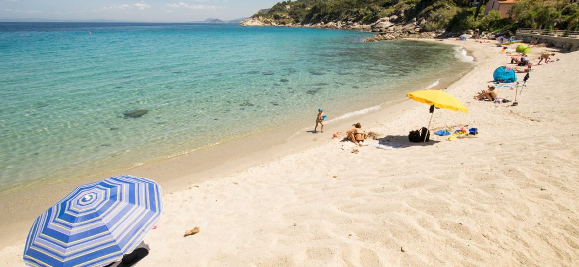 Spiaggia di Marciana, una delle pochespiagge di sabbia del litorale di Marciana all'Isola d'Elba