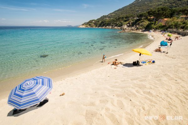 Spiaggia di Marciana, una delle pochespiagge di sabbia del litorale di Marciana all'Isola d'Elba